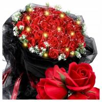 Bukiet róż z płatków mydlanych z led na prezent dla mamy na święta mikołaja