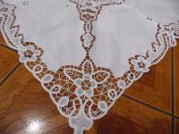 Piękny biały obrus z koronka