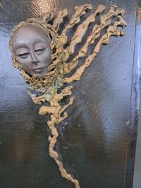 Yvon Voccia, twarz kobiety, płaskorzeźba, brąz