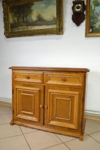 ШКАФ ДУБОВЫЙ, ИЗЯЩНЫЙ СТОЛИК