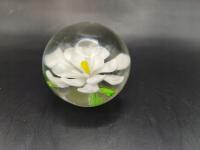 Szklany przycisk do papieru biały kwiat kolekcja dekoracja ozdoba