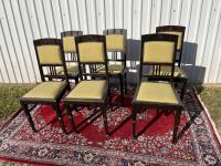 Stare ładne krzesła.