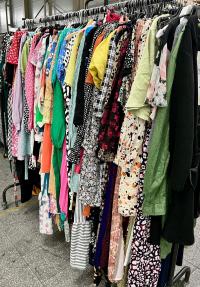 WOREK 10 kg – Sukienki CREAM – MIX rozmiarów i fasonów