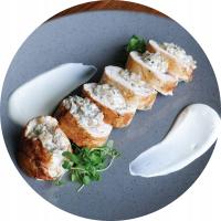 Roladka z kurczaka nadziewana grzybami i serkiem topionym (2 porcje)