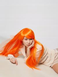Peruka jasno pomarańczowa włosy długie z grzywką
