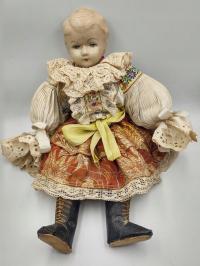 Старинная народная кукла в региональном наряде