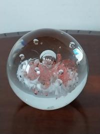 Przycisk do papieru szklana kula