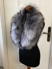 DUZY KOŁNIERZ Z LISA NATURALNEGO SREBRNEGO