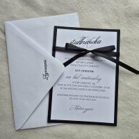 Eleganckie zaproszenia na studniówkę biało czarne z kokardą i kopertą