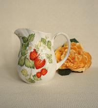 Anglia Queen's: duży dzbanuszek do mleka! Mlecznik! Ponad 0,5 l! Truskawki!