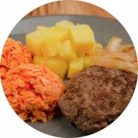 Rumsztyk wołowy z duszoną cebulą, ziemniakami i surówką z marchewki