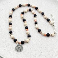 Naszyjnik Fokka koralikowy spiralka 43–48 cm czarno-beżowy handmade święta