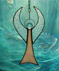 Anioł nowoczesny szklany Tiffany tęczowy róż