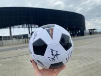 Футбольный мяч с автографами футболистов Щецина
