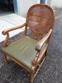Красивое королевское старое деревянное большое кресло, ротанговая кожа, оливково-зеленый