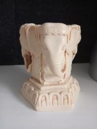 Vintage rzeźbiony kamień 3-głowy słonia świecznik