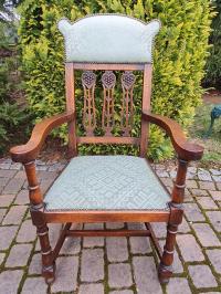 Стильное старое антикварное кресло с спинками