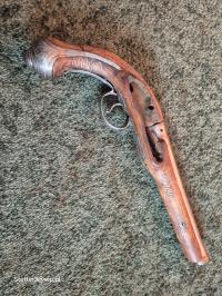 Skałkowy pistolet zdobiony srebrem