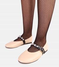 Beżowe baleriny ze zdobioną sprzączką Faira