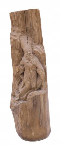 большая деревянная скульптура мужчины