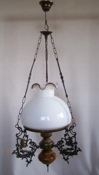 Lampa wisząca typu „naftowiec”, duży mleczny klosz falowany, metaloplastyka