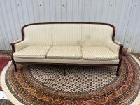 Старый красивый диван