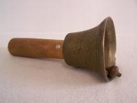 Stary dzwonek ręczny z drewnianą rączką – vintage / antyk