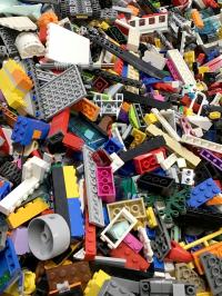 LEGO кирпичи случайные 1 кг 3 случайные фигурки