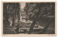 MAZURY. Widok z lasu na rzekę Krutynia, w tle widać łódki i most