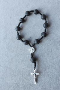 RÓŻANIEC DZIESIĄTKA SZNURKOWY Z LAWY WULKANICZNEJ medalik Św. Benedykta