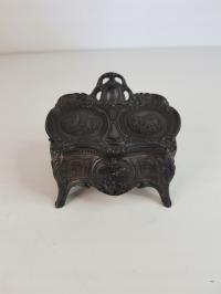 Szkatułka metalowa zdobiona