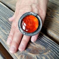 Okazały duży koniakowo pomarańczowy regulowany pierścionek witrażowy