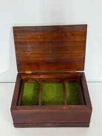 Drewniana szkatułka na biżuterię z przegródkami i szufladką – vintage