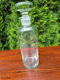 Szklana karafka z korkiem