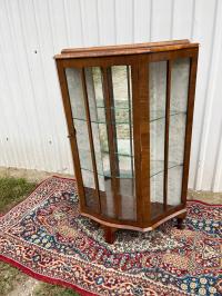 Stara witryna orzechowa .