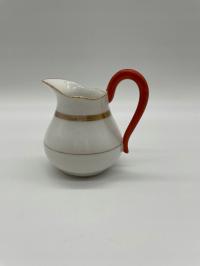Mlecznik porcelanowy biały ze złotym paskiem i czerwonym uchwytem