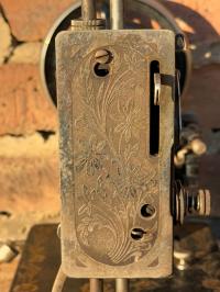 КРАСИВАЯ СТАРАЯ ШВЕЙНАЯ МАШИНА ЦВЕТЫ-УКРАШЕННЫЕ-ЦВЕТЫ-УНИКАЛЬНЫЙ