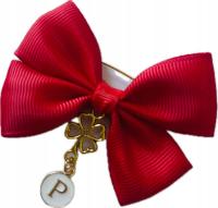 Czerwona kokardka z inicjałem literką i koniczyną koniczynką baby shower