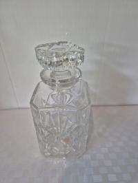 Kryształowa karafka z korkiem