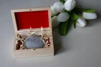 Камень с надписью LOVE в коробке подарок на День святого Валентина для девушки