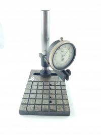 Podstawa pomiarowa z rowkami do czujnika