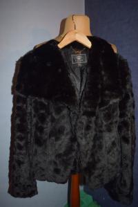 LIPSY PIĘKNE FUTERKO SZTUCZNE CZARNE KRÓTKIE NOWE _38