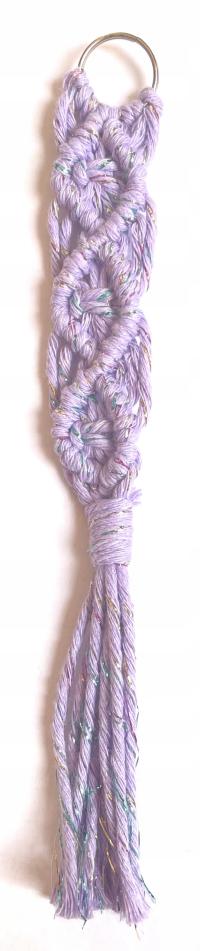 Breloczek z makramy - fioletowy z kolorową nitką