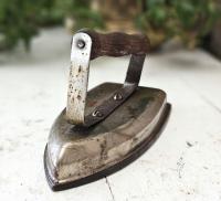 Старый оригинальный утюг