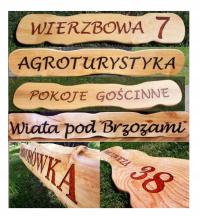 Адресная табличка с названием улицы и номером дома