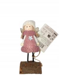 Anioł różowy na pieńku