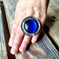 Okazały duży kobaltowo - modrakowy regulowany pierścionek witrażowy
