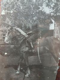 Foto - Polski żołnierz na koniu, WP - szabla