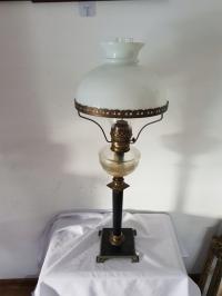 Колонна камень керосиновая лампа