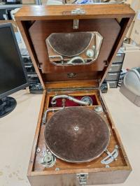 zabytkowy gramofon walizkowy Juryton w drewnianej walizce z lustrem